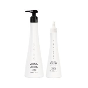 Shot Hair España - Keratin CHAMPÚ gracias a su fórmula ultra-delicada regenera y limpia el cabello con una intensa y profunda acción revitalizante. Aporta inmediatamente hidratación, suavidad y luminosidad sin dar peso. Envase: Frasco 950 y 250 ml.