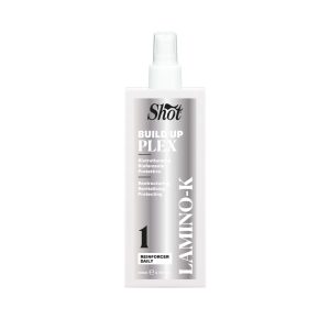 Shot Hair España - LAMINO K PLEX 200 ml (PASO 1) Aporta resistencia, hidratación, fuerza y elasticidad al cabello. Genera una nueva y más sólida red en la estructura capilar, gracias a su valiosa formulación a base de complejo de aceites seleccionados. Fortalece y protege el cabello durante mucho tiempo. También es ideal antes de cualquier tratamiento técnico como protector y después de cada lavado del cabello. Modo de empleo: pulverizar sobre el cabello limpio y húmedo, esperar 3 minutos y sin aclarado aplicar la Mirror Mask. Envase: 200 ml.